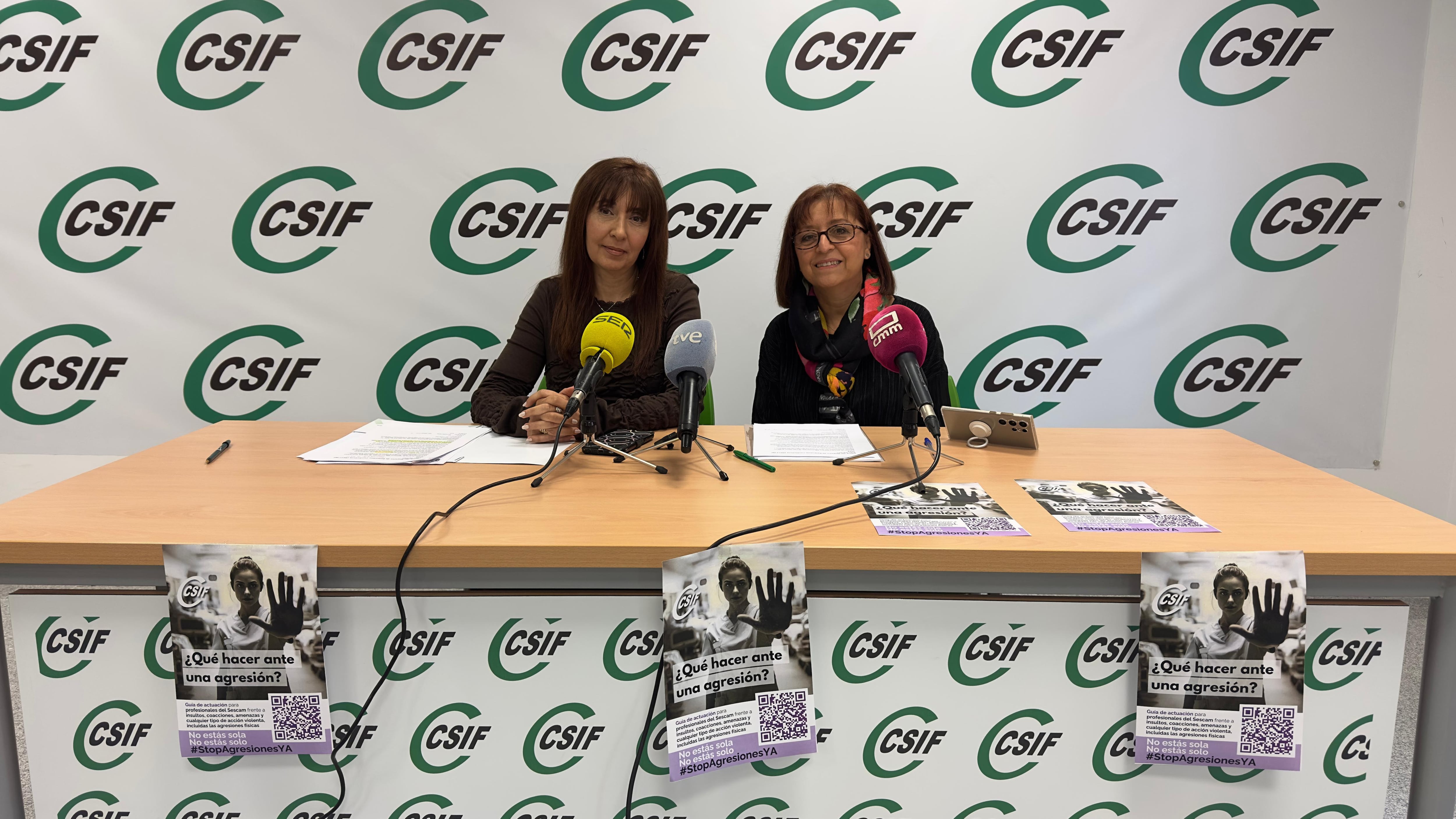 Ana Isabel Fernández, presidenta del CSIF Sanidad Castilla-La Mancha y Victoria Gutiérrez, responsable de Prevención de Riesgos Laborales de CSIF Castilla-La Mancha y de CSIF sanidad Toledo en la presentación de la guía de actuación del CSIF ante las agresiones a profesionales del SESCAM