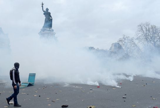 Disturbios en París, ante la prohibición de manifestarse tras los atentados, en una de las concentraciones por el cambio climático.