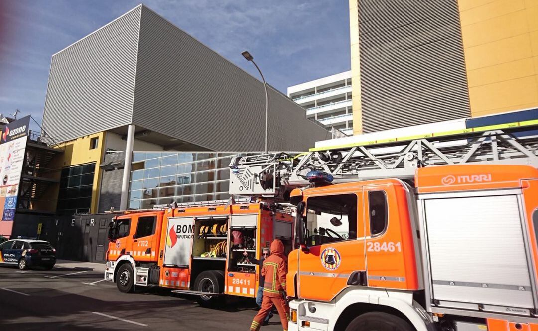 Bomberos en el hotel de la playa de Gandia