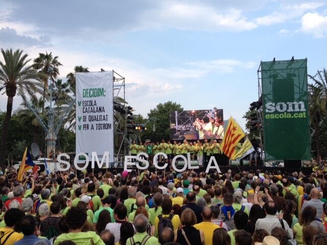 Milers de manifestants contra la imposició de més hores en castellà a les aules
