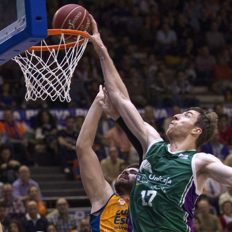 GRA215. VALENCIA, 23/11/2014.- El pívot del Unicaja Fran Vázquez (d) y el pívot del Valencia Basket Bojan Dubljevic, durante el partido de la octava jornada de la Liga Endesa que disputan en Valencia. EFE/MIGUEL ÁNGEL POLO