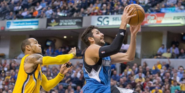 Ricky Rubio entrando a canasta ante Monta Ellis