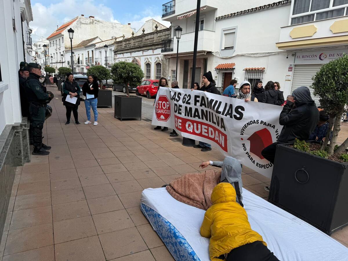 Desalojadas las 62 familias de Manilva bajo un fuerte despliegue de la Guardia Civil