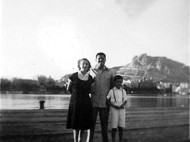 El escritor Miguel Angel Pérez Oca junto a sus padres