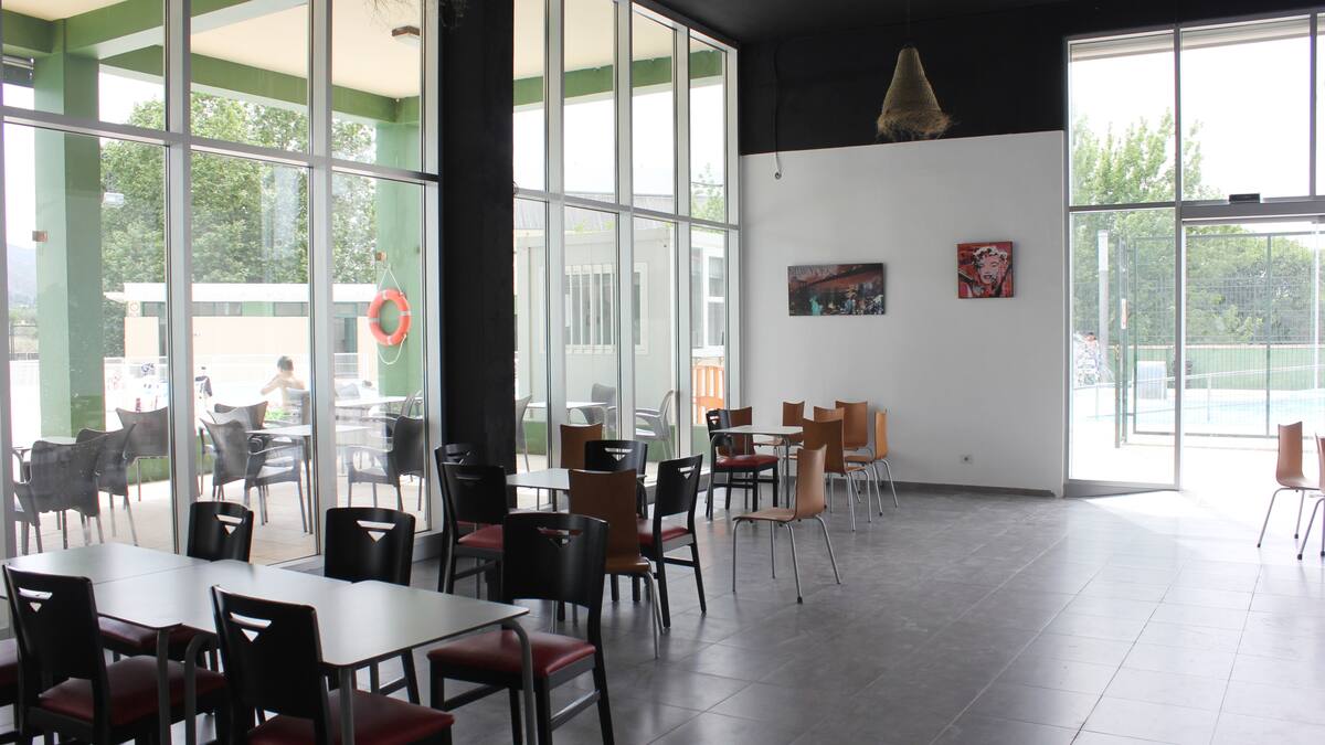 Ontinyent obri el modernitzat bar de la piscina