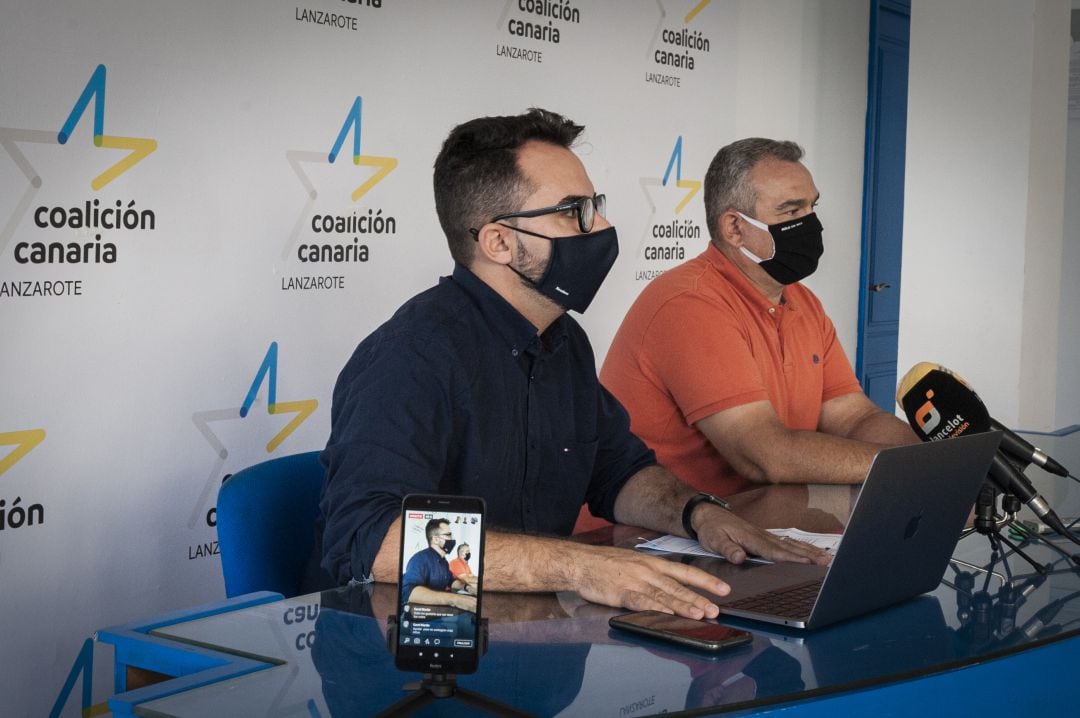 Echedey Eugenio y Jacobo Lemes, concejales de CC-PNC en el Ayuntamiento de Arrecife.