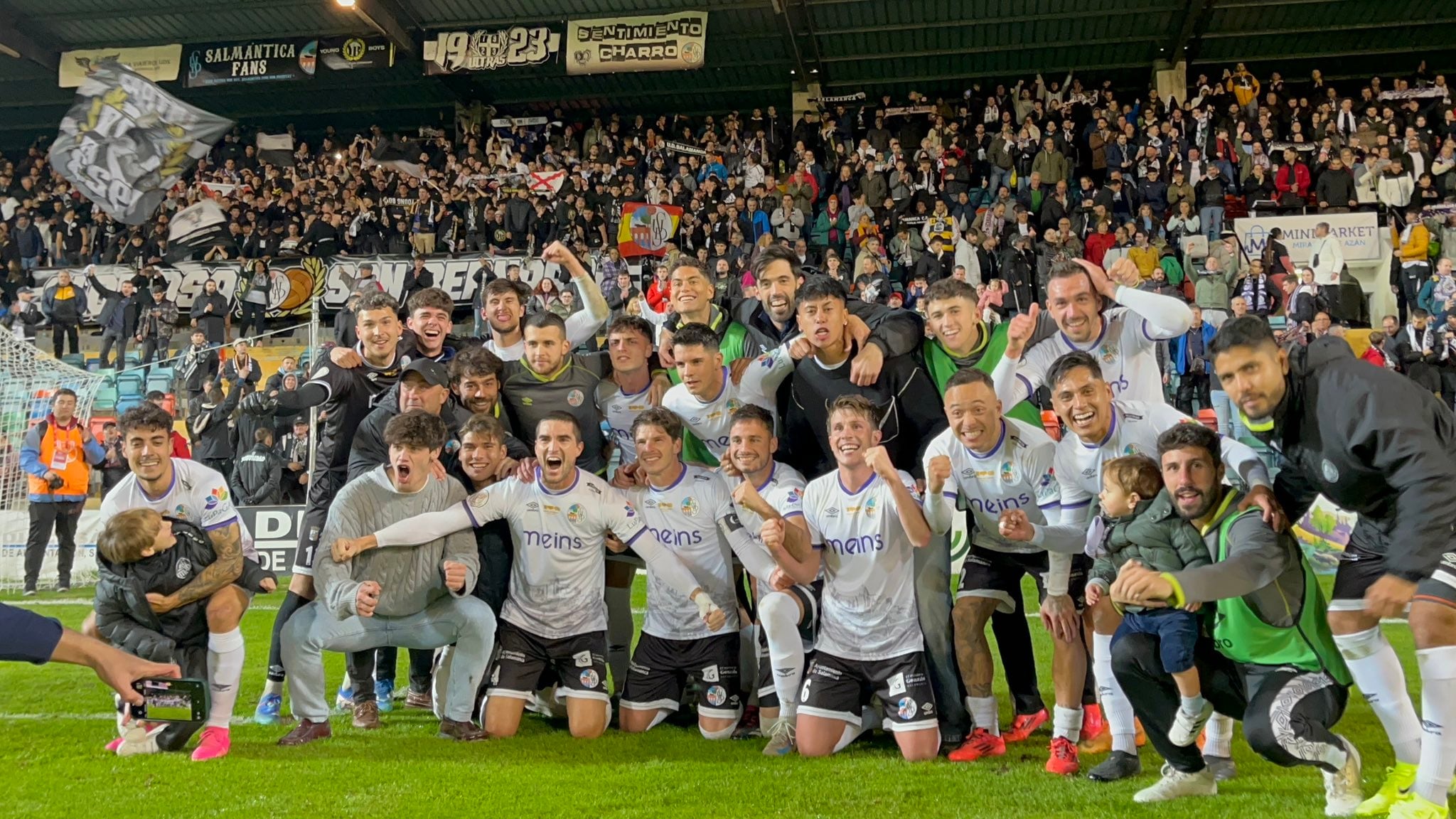 El Salamanca CF UDS celebra la victoria ayer ante el Alcorcón en el Helmántico/ Salamanca CF UDS