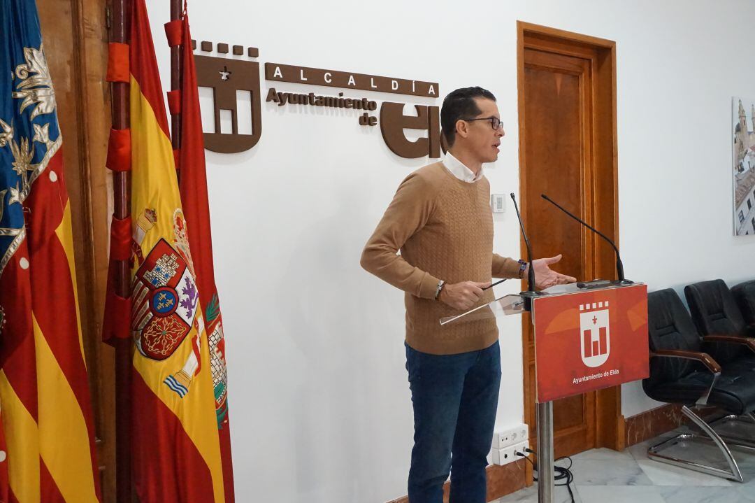 Rubén Alfaro, alcalde de Elda, durante el anuncio de la visita.