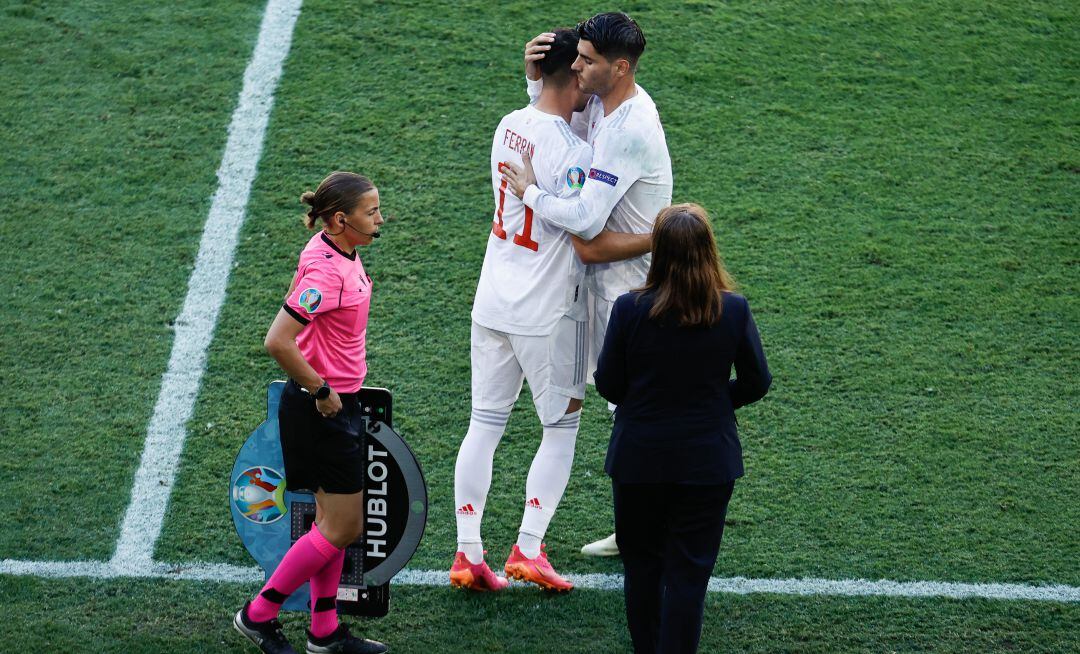 El cambio entre Álvaro Morata y Ferrán Torres.