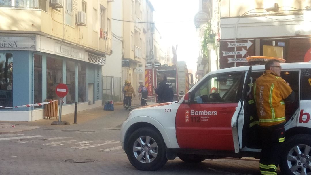 Efectivos en el primer incendio, en la calle Sandunga, de Dénia.