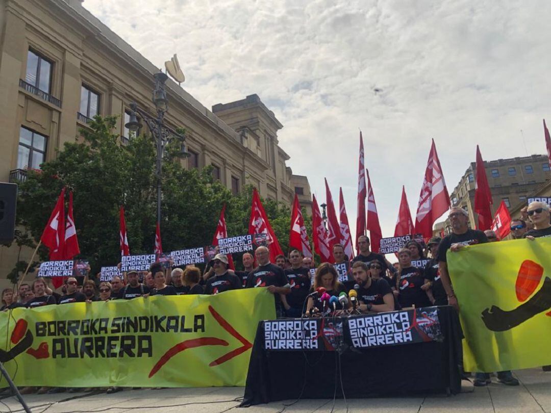 Imanol Karrera, portavoz de LAB en Navarra e Itxaso Torregrosam secretaria de Lab