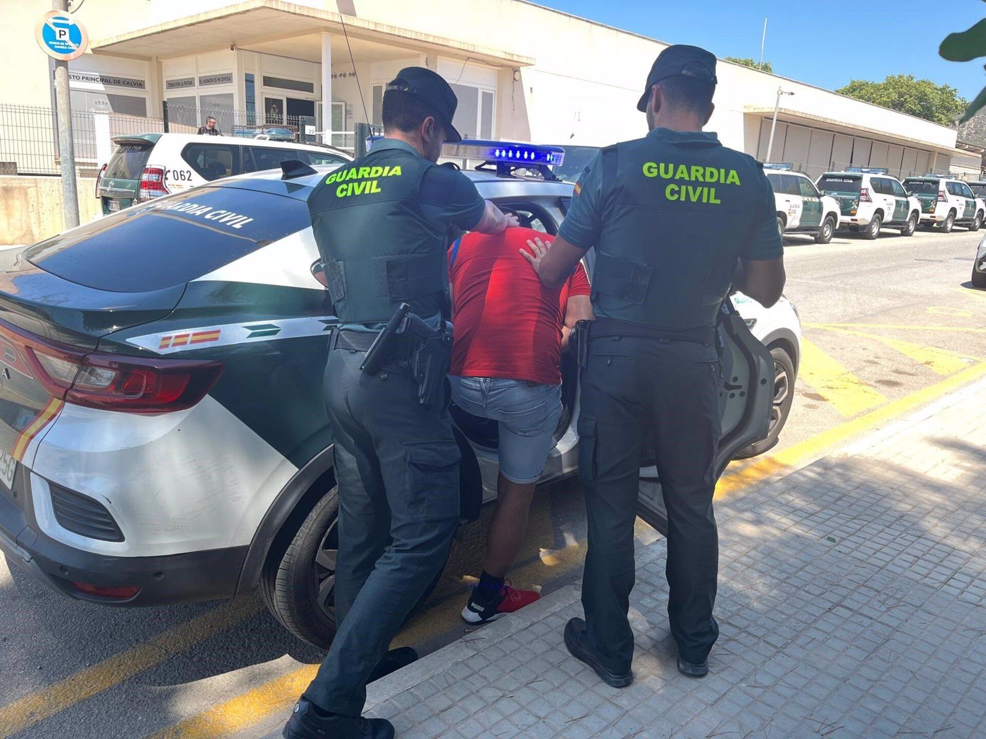 Agentes de la Guardia Civil conduciendo a uno de los arrestados. - GUARDIA CIVIL