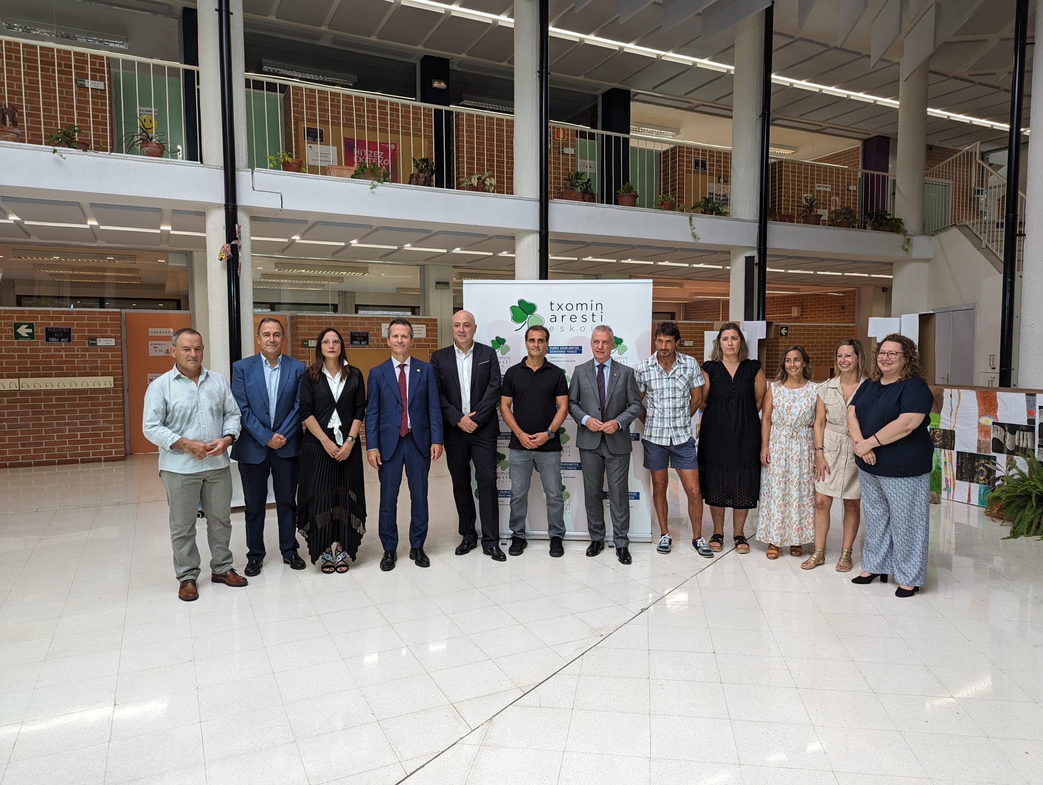 El lehendakari Iñigo Urkullu y el consejero de Educación Jokin Bildarratz han visitado el colegio Txomin Aresti de Leioa en el inicio de curso.