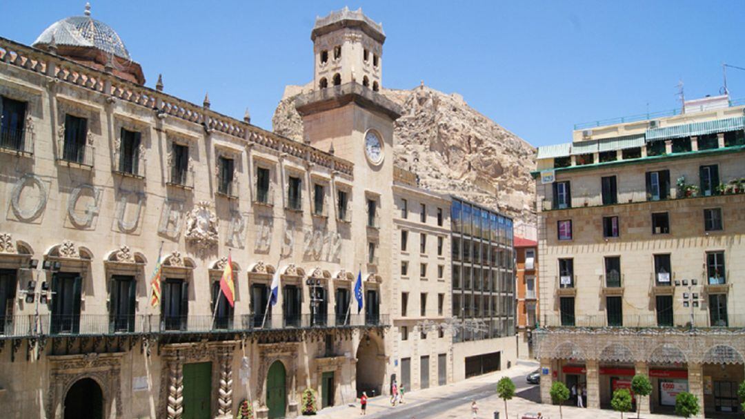 Fachada del palacio consisorial en la plaza del Ayuntamiento