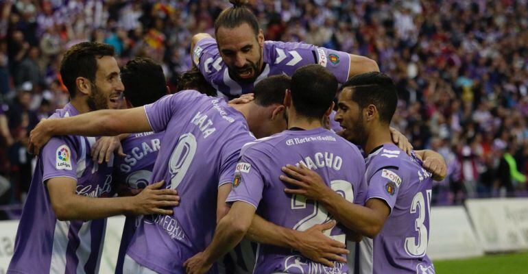 Los jugadores del Valladolid celebran uno de los goles del partido