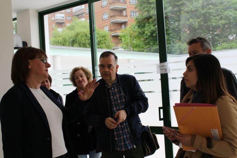 Pilar Varela charlando con los periodistas durante su visita al Centro Materno Infantil de Oviedo