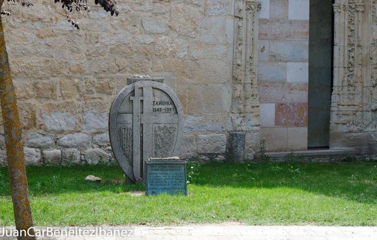 Peana de la que fue sustraido el busto del Rei Afonso Henriques