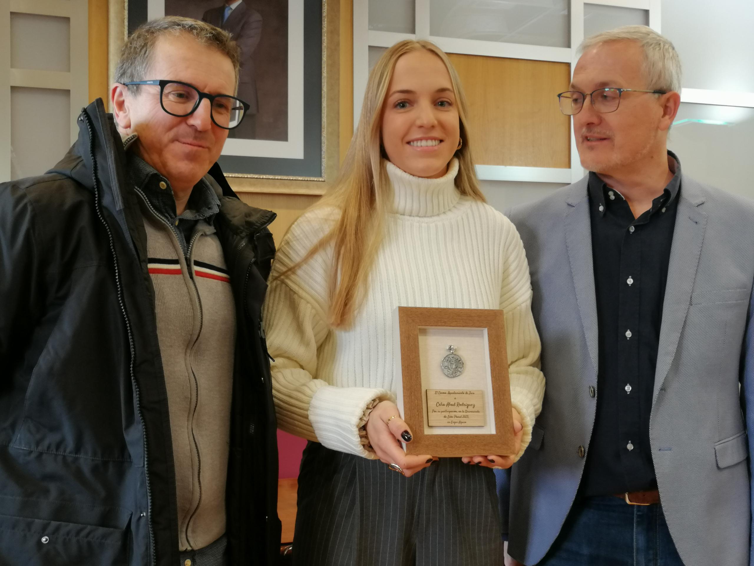 Celia Abad junto al alcalde de JAca y el presidente de la FADI