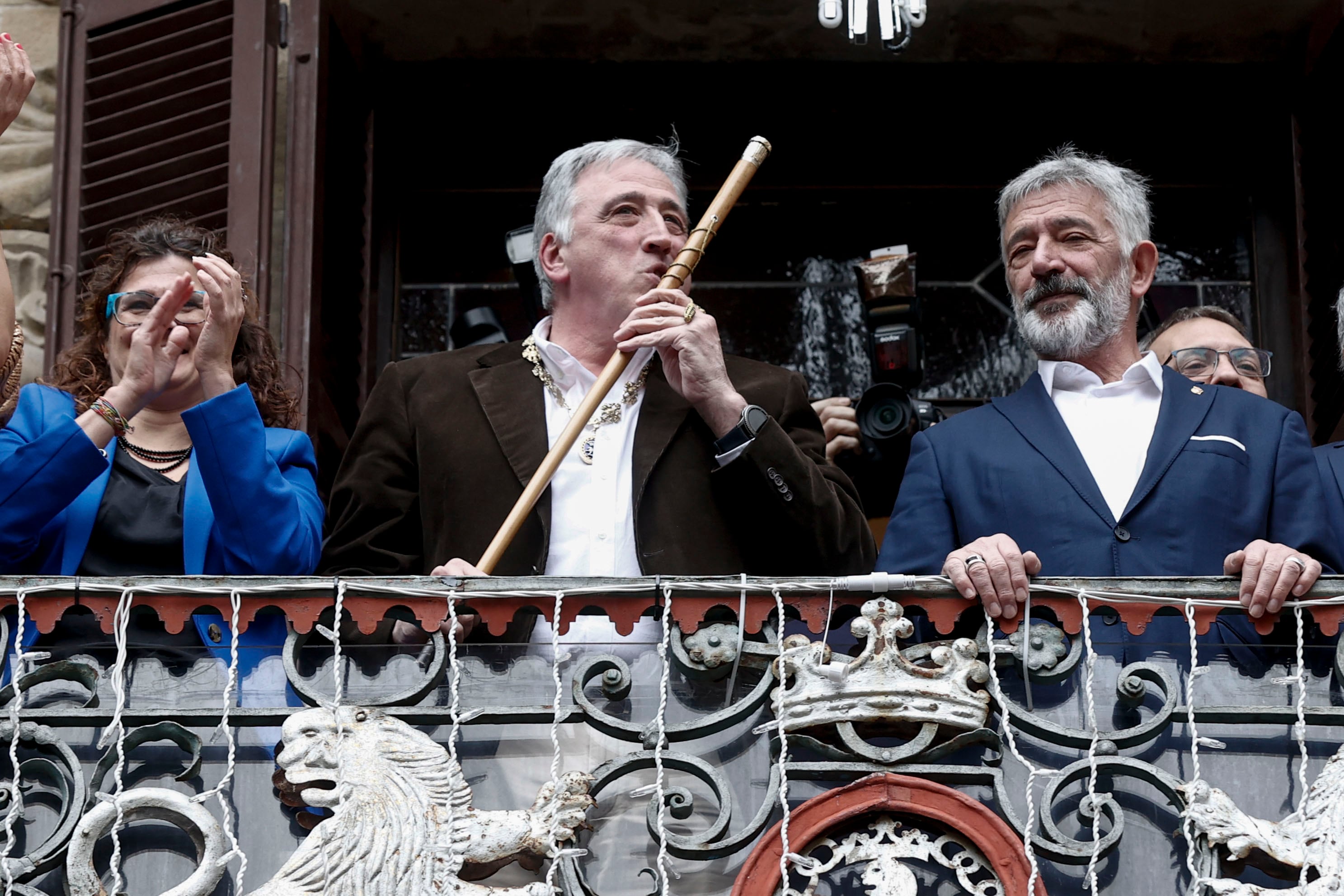 El diputado de EH Bildu, Joseba Asiron (c) celebra en el balcón del ayuntamiento convertirse en el nuevo alcalde de Pamplona tras la moción de censura en el Ayuntamiento de Pamplona.