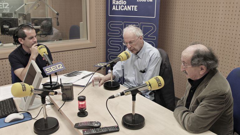 Encuentro en Radio Alicante del filosofo Javier Sádaba y del antropólogo Tomás Pollán