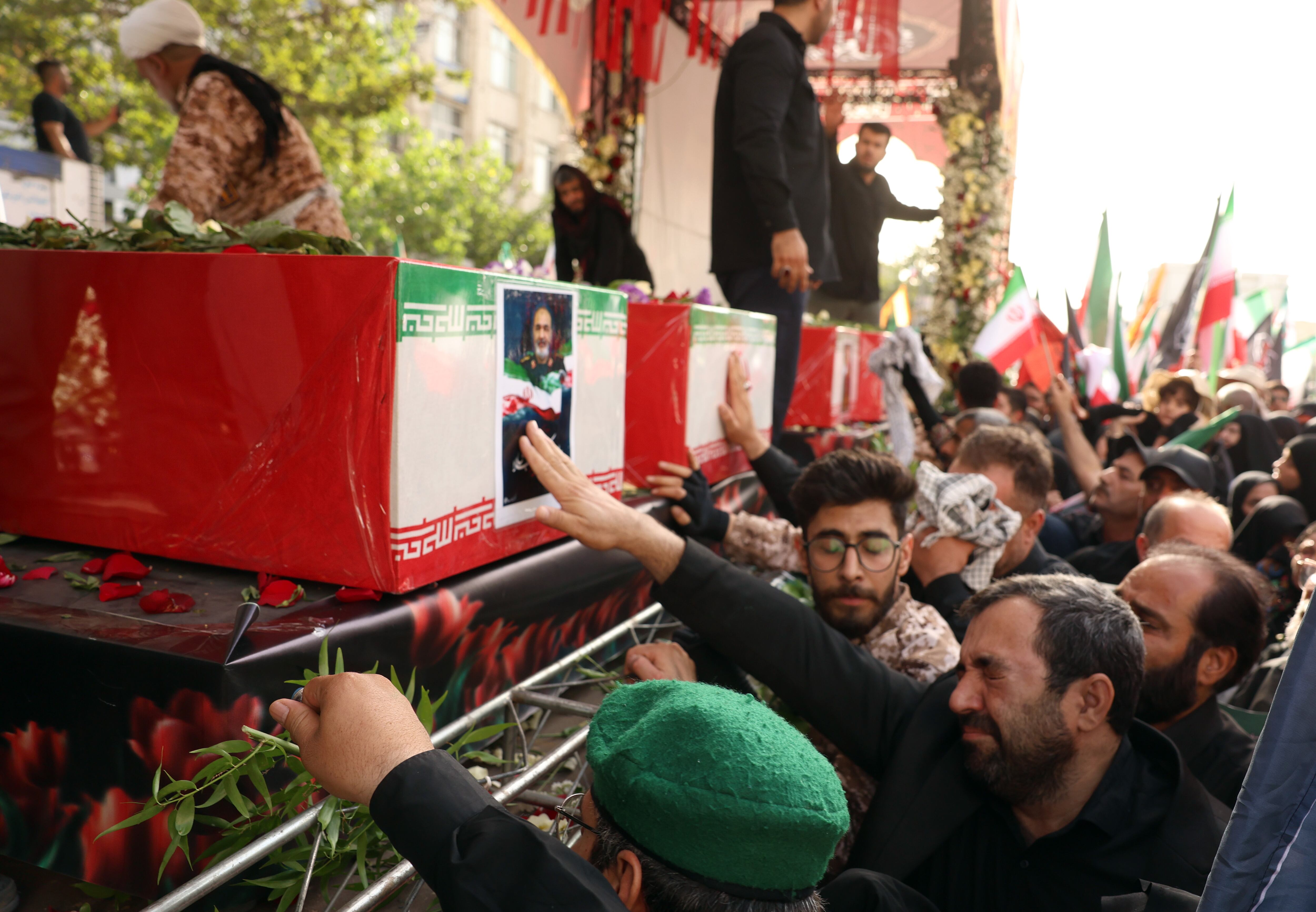 Miles de ciudadanos iraníes se concentran en las principales calle de Teherán para rendir homenaje a los generales fallecidos por los ataques de Israel 