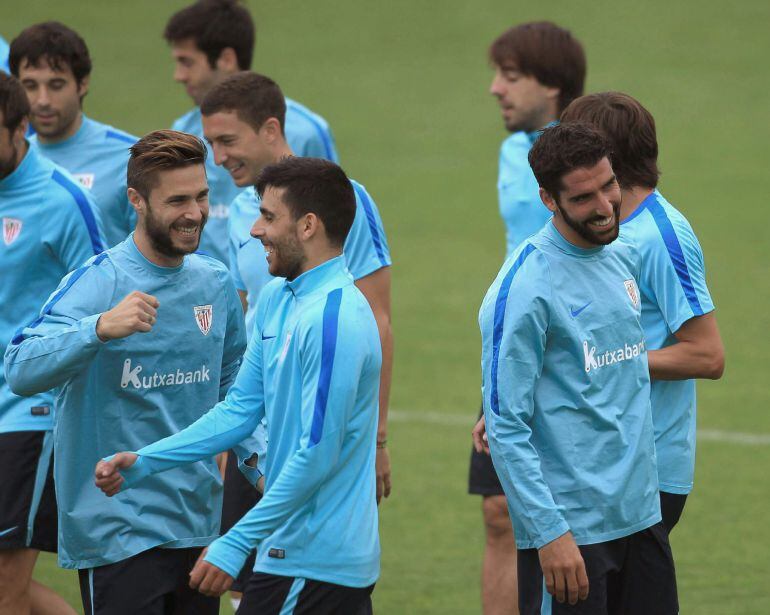 GRA088. LEZAMA (BIZKAIA), 03/09/2015.- El exjugador del Atlético de Madrid Raúl García (d) durante su primer entrenamiento esta mañana como nuevo jugador del Athletic de Bilbao. EFE/Luis Tejido