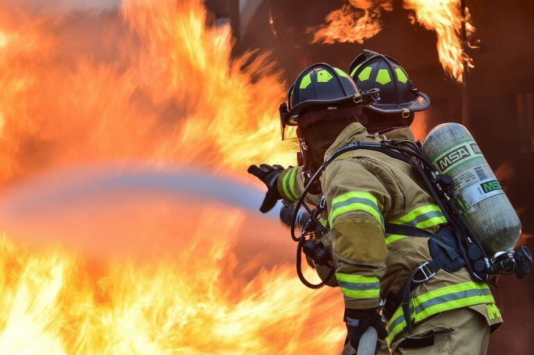 Imagen de archivo de la labor de unos bomberos en un incendio