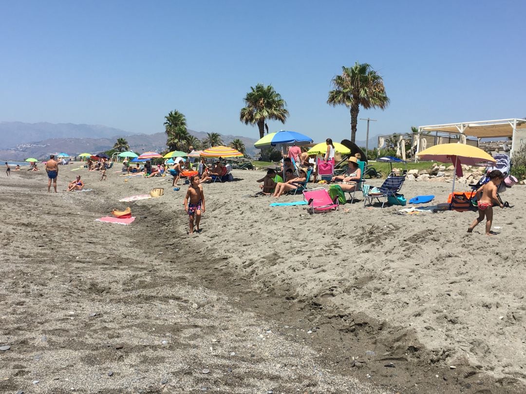 Estado en el que ha quedado playa Granada de Motril  tras el último temporal de poniente