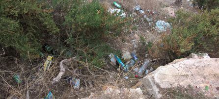 Latas de metal, plásticos y demás basura en el entorno de este monumento declarado BIC