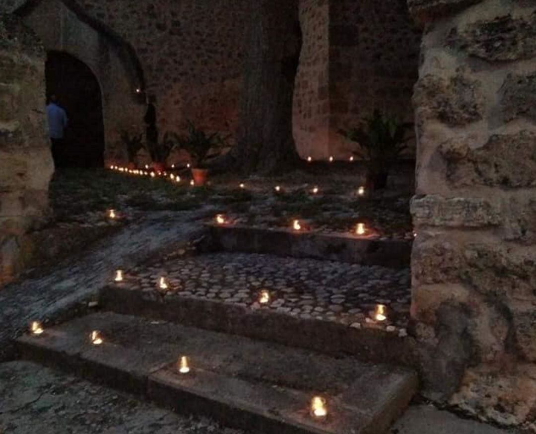 Velas en las calles de Vindel (Cuenca) en la Noche de las Velas de 2018.