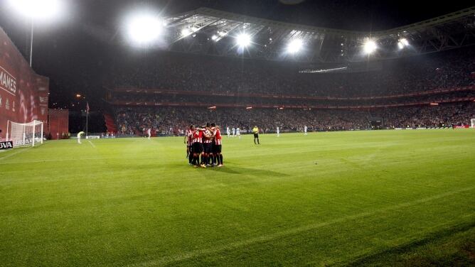 Los jugadores del Athletic de Bilbao celebran tras marcar el tercer gol.