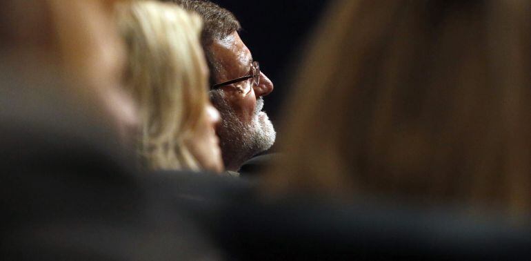 El presidente del Gobierno y del PP, Mariano Rajoy, atiende a las intervenciones durante la segunda jornada de la convención nacional del partido.