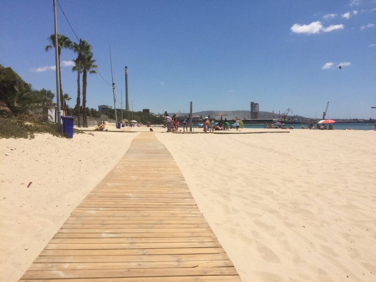 Ultimados los trabajos para el inicio de la temporada de playas en Palmones