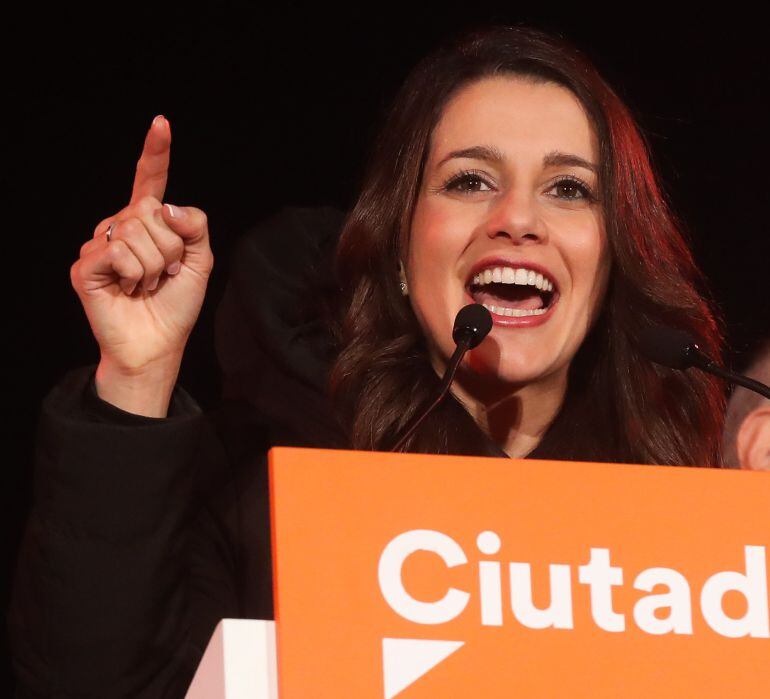 La candidata de Ciudadanos a la presidencia de la Generalitat, Inés Arrimadas, en el escenario en el que están celebrando su victoria en la jornada electoral del 21D. 