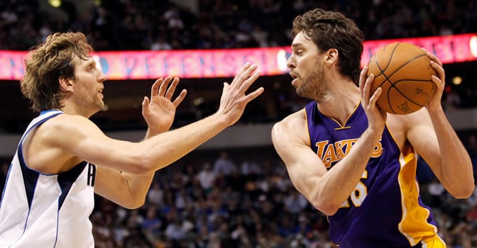 Dirk Nowitzki defiende a Pau Gasol