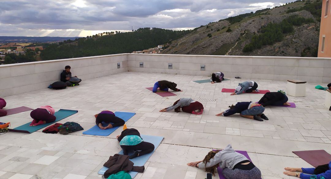 Clase de yoga en la plaza de Mangana de Cuenca.