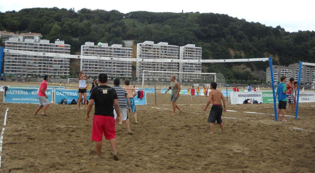 Ya esta en marcha "Hondar Kirolak" en la playa de Hondarribia