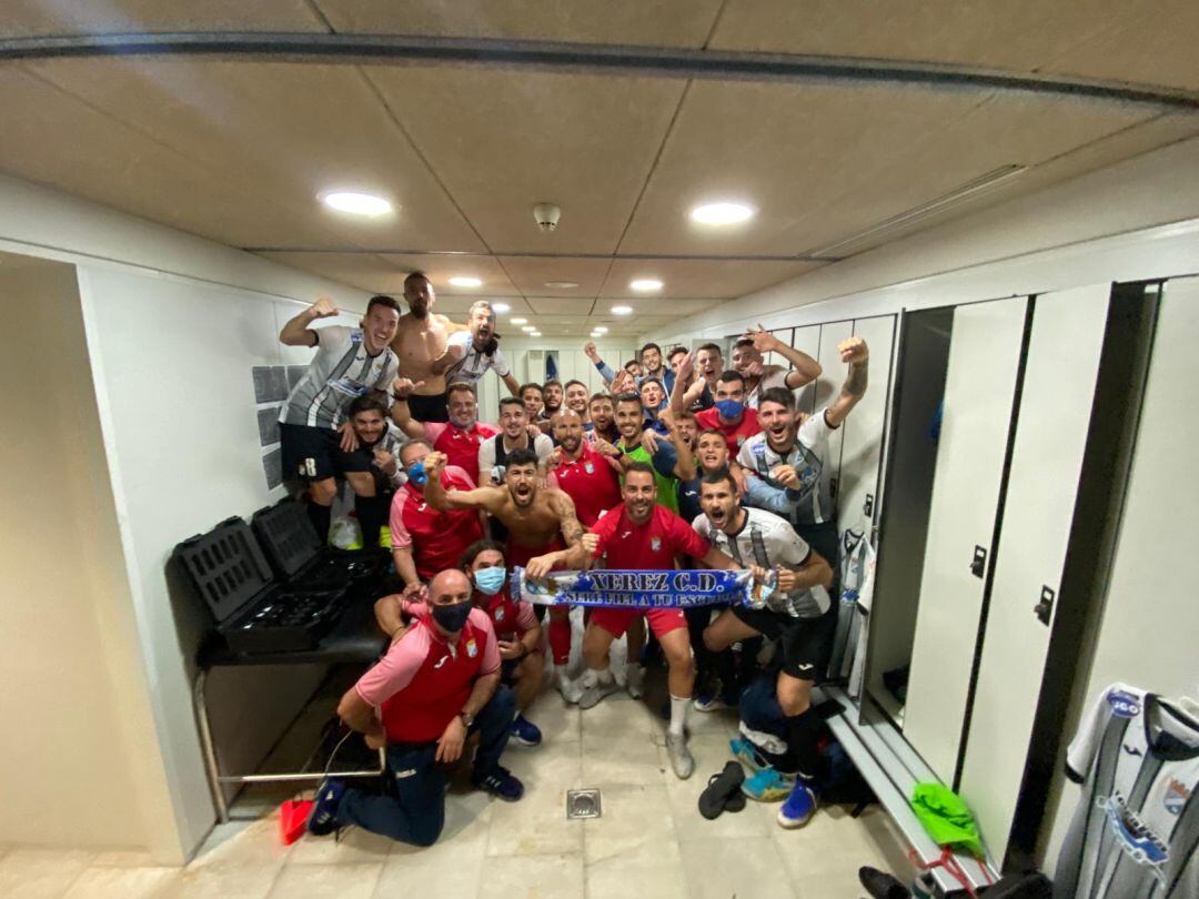 Los jugadores y técnicos del Xerez CD celebran la victoria en el vestuario
