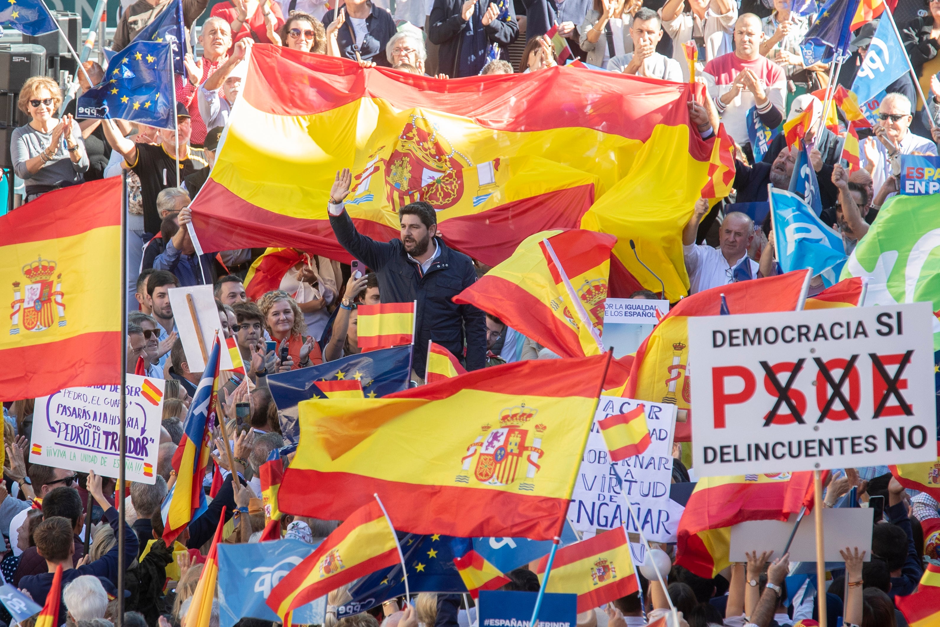 MURCIA, 12/11/2023.- El presidente del Partido Popular y presidente de la Comunidad de Murcia Fernando López Miras, durante un momento de la concentración en contra de la amnistía este domingo en la plaza del Cardenal Belluga. EFE/Marcial Guillén
