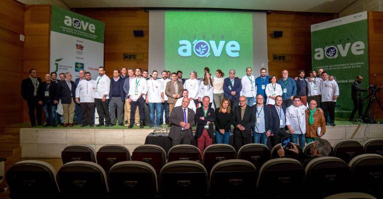 Foto de familia de los participantes y patrocinadores del congreso &#039;Jaén Aove&#039;.