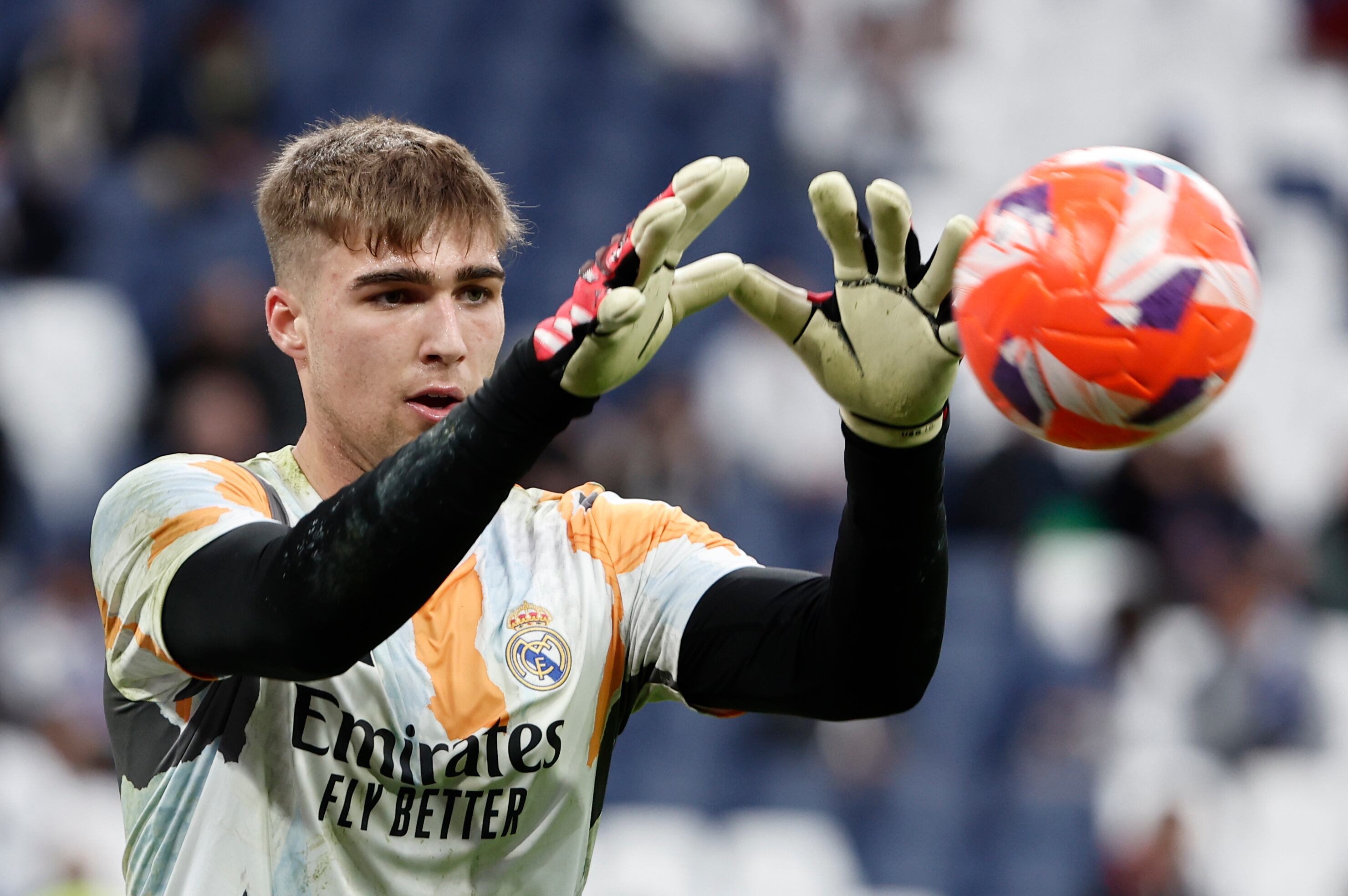 MADRID, 05/04/2025.- El portero titular del Real Madrid, Fran González, calienta antes del partido de LaLiga entre el Real Madrid y el Valencia C.F., disputado este sábado en el estadio Santiago Bernabéu en Madrid. EFE/Sergio Pérez