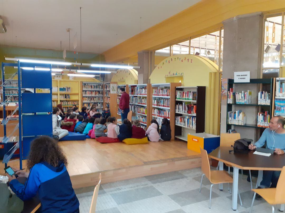 Actividad del programa "biblioteca escuela" en la Bilbioteca Municipal de Linares.