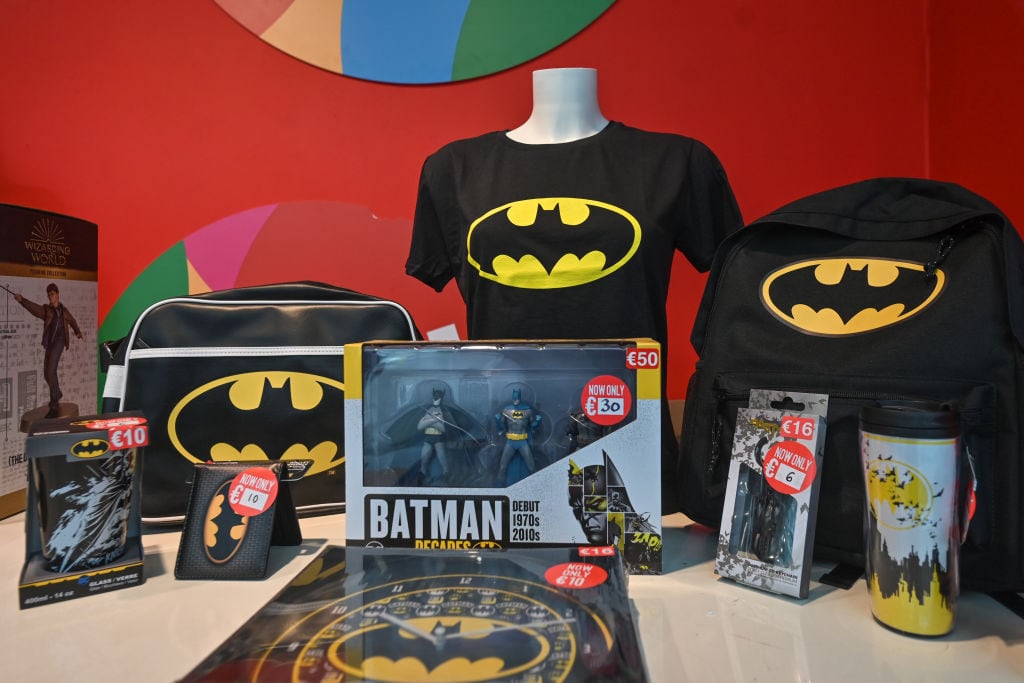 Productos con el logotipo de Batman en un escaparate