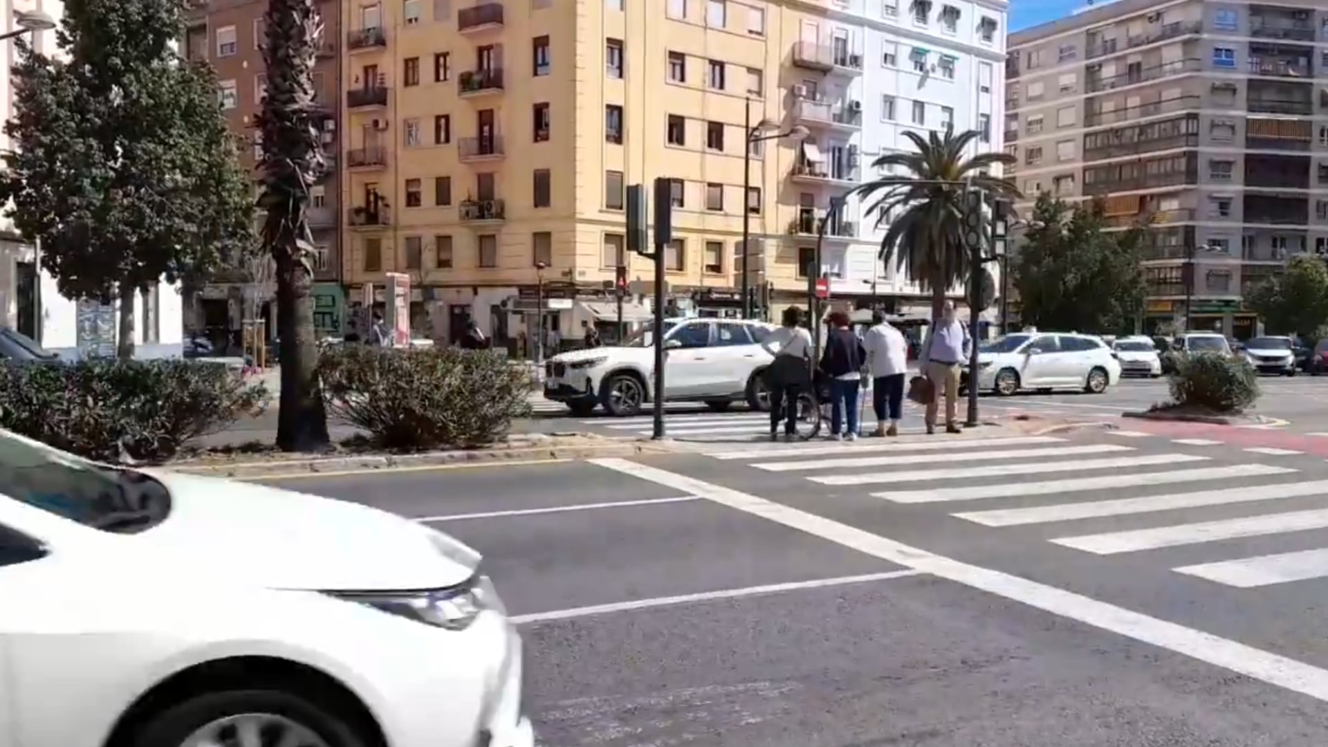 &quot;Solo 30 segundos para cruzar&quot;: el &quot;infierno&quot; de vecindario y viandantes para cruzar la avenida Pérez Galdós de València