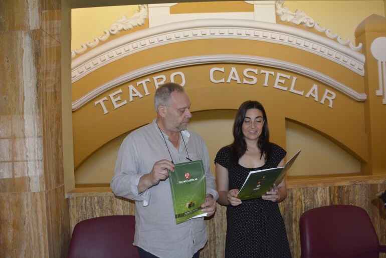 Juan Vera, director del Teatro y Nieves López, concejala de Cultura de Elda 