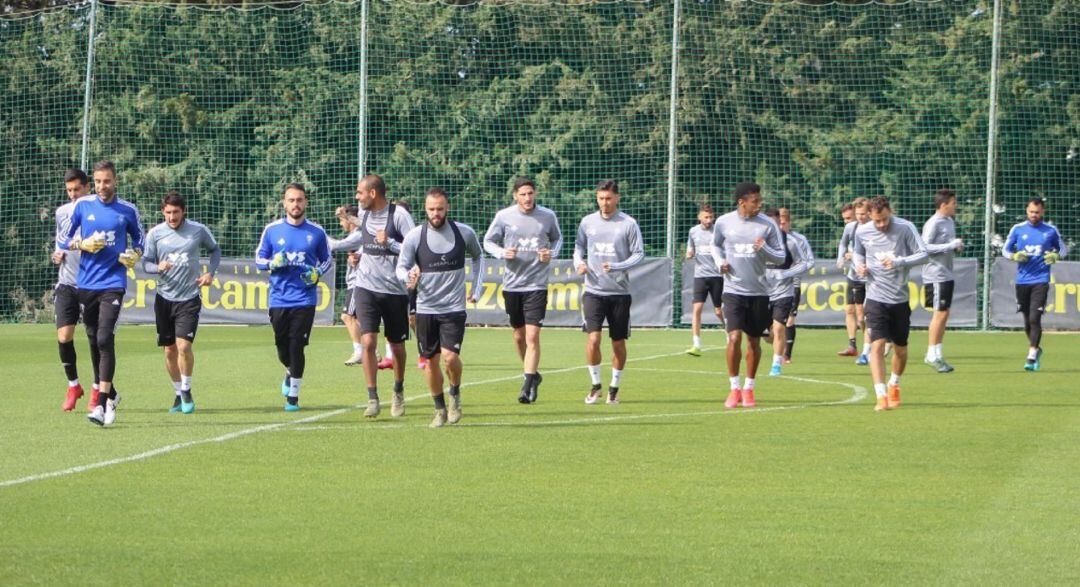 Un grupo de jugadores del Cádiz durante un entrenamiento.