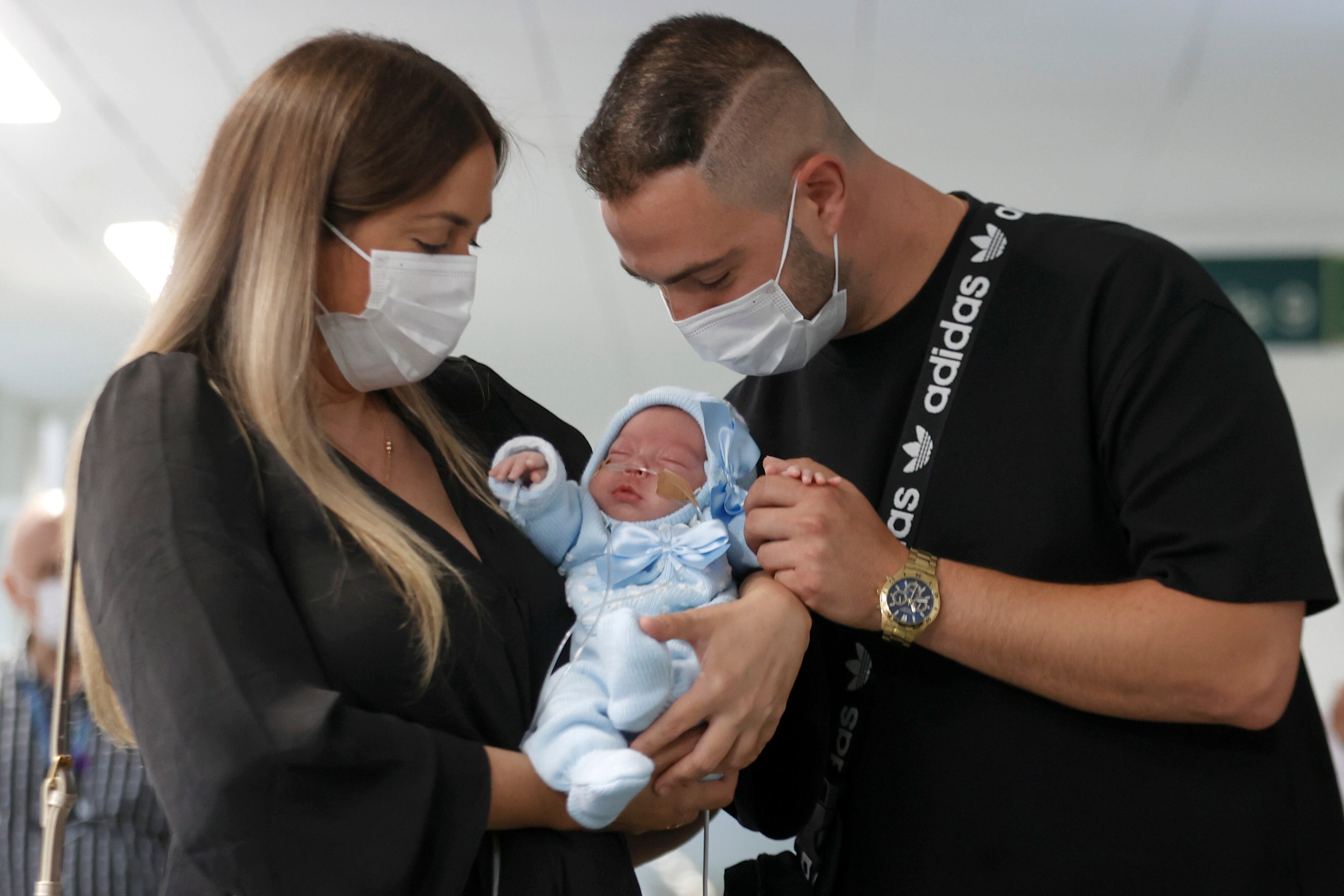 Tamara i Jesús juntament amb el seu fill, el petit Jesús, que s'ha convertit en el primer nadó nascut a Espanya d'una dona trasplantada de l'úter el 2020.