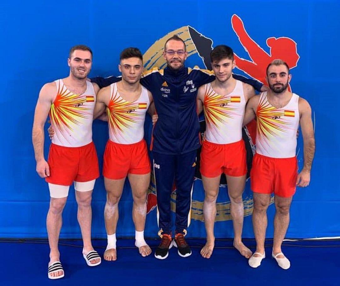 El equipo español absoluto de doble mintramp en Tokio. Alex Bernárdez, Carlos Mojón, Pablo Hinojar(seleccionador), Andrés Martínez y Daniel Pérez