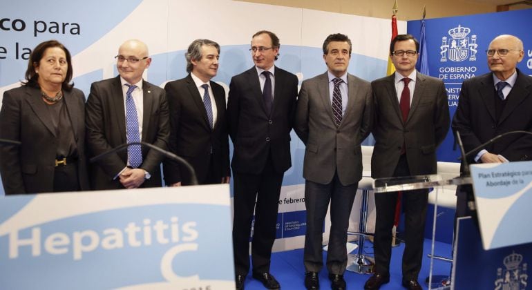 El ministro de Sanidad, Alfonso Alonso posa junto a los miembros del Comité de Expertos que han elaborado el plan estratégico para el Abordaje de la Hepatitis C.