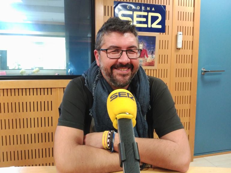 Jose Antonio Vera Luque en los estudios de Radio Cádiz durante el programa SERxCuatro